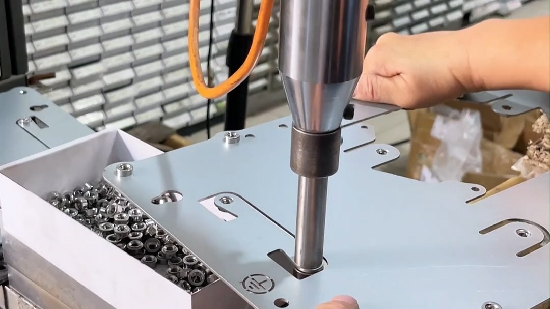 精密钣金与木质家具 现代制造中的精密与温润